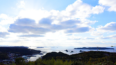 高台からのぞむ鷹島の海